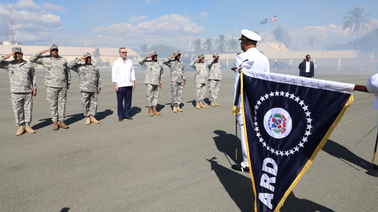 Presidente Luis Abinader almuerza con oficiales de la Armada